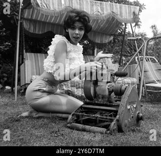 DANSEUSE ANGLAISE GLORIA PAUL CHEZ ELLE À ILFORD, ESSEX ; 12 JUILLET 1963 Banque D'Images