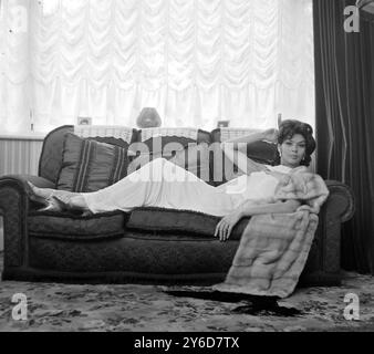 DANSEUSE ANGLAISE GLORIA PAUL CHEZ ELLE À ILFORD, ESSEX ; 12 JUILLET 1963 Banque D'Images