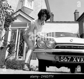 DANSEUSE ANGLAISE GLORIA PAUL CHEZ ELLE À ILFORD, ESSEX ; 12 JUILLET 1963 Banque D'Images