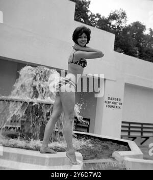 DANSEUSE ANGLAISE GLORIA PAUL CHEZ ELLE À ILFORD, ESSEX ; 12 JUILLET 1963 Banque D'Images