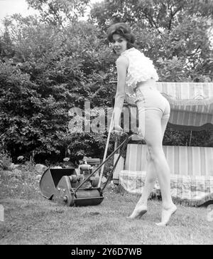 DANSEUSE ANGLAISE GLORIA PAUL CHEZ ELLE À ILFORD, ESSEX ; 12 JUILLET 1963 Banque D'Images