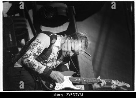 STING, ALL THIS TIME TOURNÉE, CONCERT, 2001 : le chanteur Sting jouant une guitare Fender en live lors de la tournée 'All This Time' Live Tour au château de Cardiff, pays de Galles, Royaume-Uni le 27 juillet 2001. Photo : Rob Watkins. INFO : Sting – né Gordon Sumner en 1951 à Wallsend – musicien et ancien leader de la police. Connu pour sa voix distinctive et son style de mélange de genres, il a exploré le rock, le jazz, le reggae et la musique classique dans sa carrière solo, créant des tubes comme Fields of Gold et Shape of My Heart. Banque D'Images