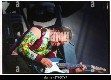 STING, ALL THIS TIME TOURNÉE, CONCERT, 2001 : le chanteur Sting jouant une guitare Fender en live lors de la tournée 'All This Time' Live Tour au château de Cardiff, pays de Galles, Royaume-Uni le 27 juillet 2001. Photo : Rob Watkins. INFO : Sting – né Gordon Sumner en 1951 à Wallsend – musicien et ancien leader de la police. Connu pour sa voix distinctive et son style de mélange de genres, il a exploré le rock, le jazz, le reggae et la musique classique dans sa carrière solo, créant des tubes comme Fields of Gold et Shape of My Heart. Banque D'Images