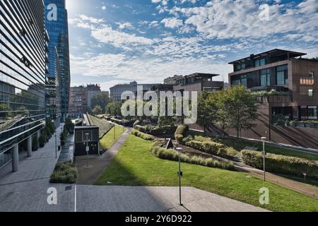 Nouveau quartier résidentiel dans la zone de vie de la ville de Milan, automne 2024, Milan, Italie Banque D'Images