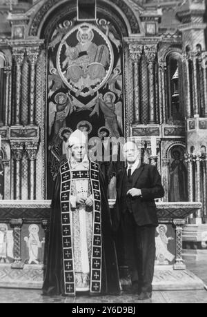 RICHARD BURTON ET SIR BASIL SPENCE VISITENT LA CATHÉDRALE DE CANTERBURY FACTICE ; 3 JUILLET 1963 Banque D'Images