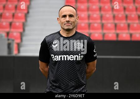 Leverkusen, Allemagne. 25 septembre 2024. Sebastian Parrilla de Leverkusen - entraîneur adjoint crédit : Federico Gambarini/dpa - NOTE IMPORTANTE : conformément aux règlements de la DFL German Football League et de la DFB German Football Association, il est interdit d'utiliser ou de faire utiliser des photographies prises dans le stade et/ou du match sous forme d'images séquentielles et/ou de séries de photos de type vidéo./dpa/Alamy Live News Banque D'Images