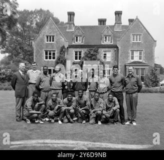 ÉQUIPE SUD-AFRICAINE D'ATHLÉTISME AU MANOIR TIMSBURY ; 2 JUILLET 1963 Banque D'Images