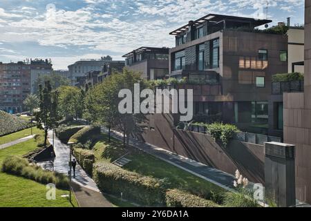 Nouveau quartier résidentiel dans la zone de vie de la ville de Milan, automne 2024, Milan, Italie Banque D'Images