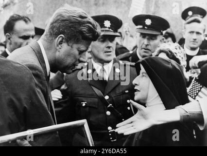 LE PRÉSIDENT AMÉRICAIN JOHN F. KENNEDY RENCONTRE UN COUSIN À WEXFORD, IRLANDE ; 29 JUIN 1963 Banque D'Images