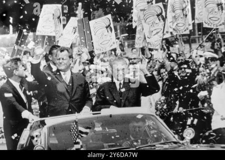 LE PRÉSIDENT AMÉRICAIN JOHN F. KENNEDY AVEC LE MAIRE DE BERLIN-OUEST WILLY BRANDT ET LE CHANCELIER OUEST-ALLEMAND KONRAD ADENAUER À BERLIN ; LE 26 JUIN 1963 Banque D'Images