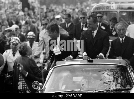 LE PRÉSIDENT AMÉRICAIN JOHN F. KENNEDY AVEC LE MAIRE DE BERLIN-OUEST WILLY BRANDT ET LE CHANCELIER OUEST-ALLEMAND KONRAD ADENAUER À BERLIN ; LE 27 JUIN 1963 Banque D'Images