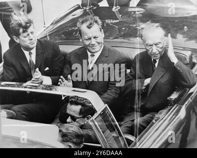 LE PRÉSIDENT AMÉRICAIN JOHN F. KENNEDY AVEC LE MAIRE DE BERLIN-OUEST WILLY BRANDT ET LE CHANCELIER OUEST-ALLEMAND KONRAD ADENAUER À BERLIN ; LE 27 JUIN 1963 Banque D'Images