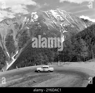 RALLYE ALPIN FORD CORTINA GT À CHAMOUNIX, FRANCE / ; 24 JUIN 1963 Banque D'Images