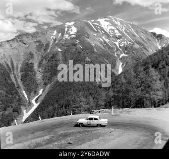 RALLYE ALPIN FORD CORTINA GT À CHAMOUNIX, FRANCE / ; 24 JUIN 1963 Banque D'Images