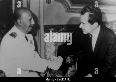 LE VICE-PRÉSIDENT AMÉRICAIN RICHARD NIXON AVEC FRANCISCO FRANCO À BARCELONE, ESPAGNE ; 22 JUIN 1963 Banque D'Images