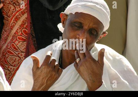 Une éthiopienne membre de la communauté juive Beta Israel en Israël prie lors de la célébration annuelle du SIG à Jérusalem. Banque D'Images
