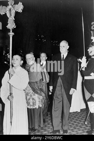 LE PRÉSIDENT FRANÇAIS CHARLES DE GAULLE À LA MESSE DU REGRETTÉ PAPE JEAN XXIII À PARIS, FRANCE / ; 12 JUIN 1963 Banque D'Images