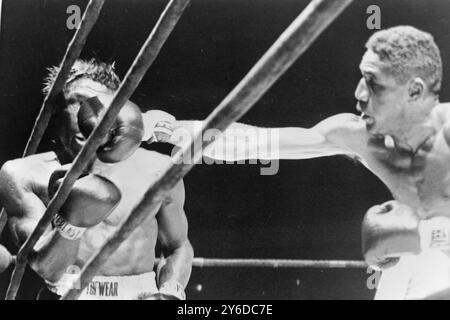 VAINQUEUR DU BOXEUR MILE GRIFFITH E V LUIS RODRIQUEZ DANS FIGHT IN NEW YORK / ; 10 JUIN 1963 Banque D'Images