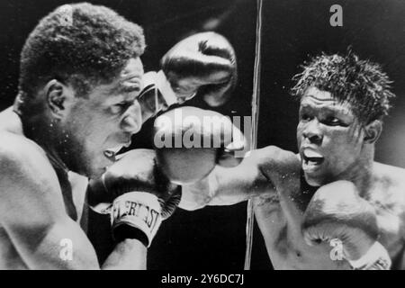 VAINQUEUR DU BOXEUR MILE GRIFFITH E V LUIS RODRIQUEZ DANS FIGHT IN NEW YORK / ; 10 JUIN 1963 Banque D'Images