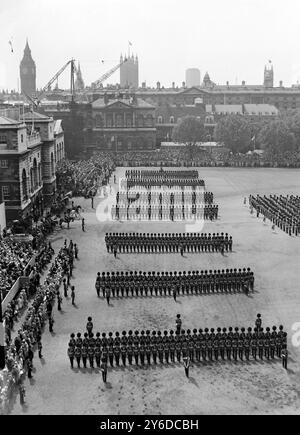 LA REINE ELIZABETH II PREND UNE COULEUR DE TROUPE SALUTAIRE À LONDRES ; 8 JUIN 1963 Banque D'Images