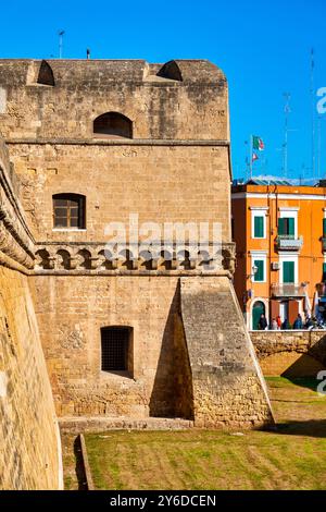 Vue sur les remparts médiévaux du Castello Normanno-Svevo à Bari, Italie. Banque D'Images