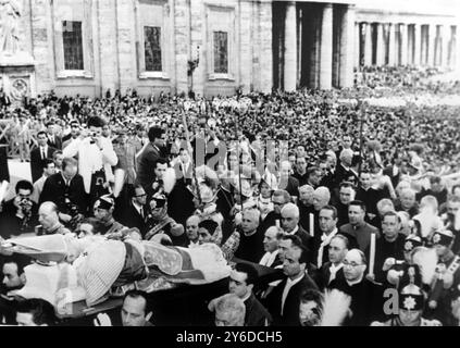 CORPS DU PAPE JEAN XXIII TRANSPORTÉ DANS LA CITÉ DU VATICAN / ; 7 JUIN 1963 Banque D'Images