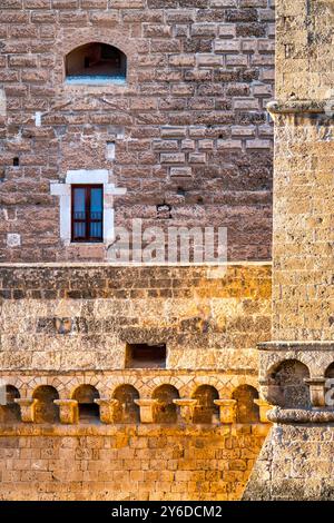 Vue rapprochée des anciens murs du Castello Normanno-Svevo à Bari, Italie Banque D'Images