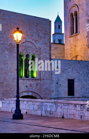 Vue crépusculaire de la via Venezia à Bari, Italie, avec l'arrière de la Basilique di San Nicola et le clocher du Duomo di San Sabino. Banque D'Images