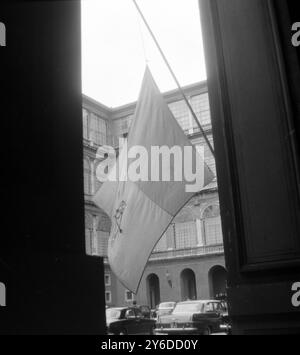 DRAPEAU PAPAL EN BERNE AU VATICAN MORT DU PAPE JEAN XXIII À ROME ; 5 JUIN 1963 Banque D'Images