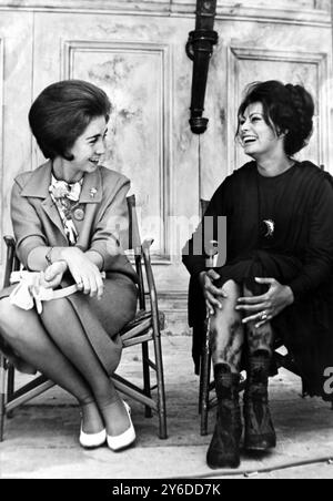 1 JUIN 1963 L'ACTRICE SOPHIA LOREN AVEC LA PRINCESSE SOPHIE DE GRÈCE LORS DE LA VISITE ROYALE POUR VOIR LE TOURNAGE DE - LA CHUTE DE L'EMPIRE ROMAIN - À MADRID, ESPAGNE. Banque D'Images