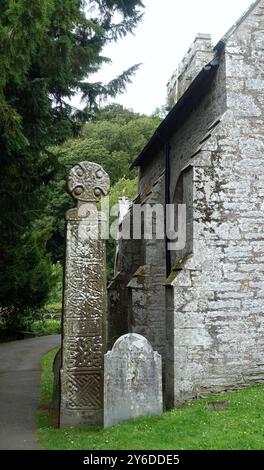 Croix celtique en Église, Nevern Nevern, Pembrokeshire, Pays de Galles Banque D'Images