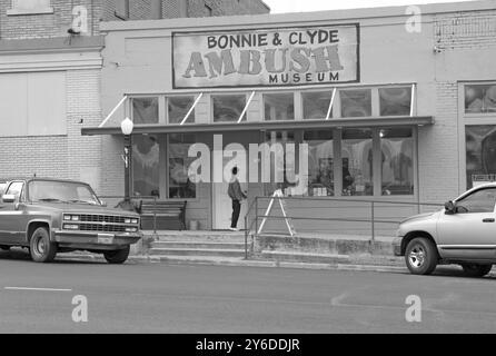 Une touriste entrant dans le Bonnie & Clyde Ambush Museum, où les tristement célèbres hors-la-loi ont mangé leur dernier repas, situé à Gibsland, Louisiane, États-Unis. Banque D'Images