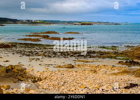 Saline Bay et Cobo Bay orientées vers le sud depuis le promontoire de grandes Rocques sur la côte ouest. Castel, Guernesey, Îles Anglo-Normandes, Royaume-Uni, Grande-Bretagne, Europe Banque D'Images