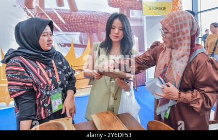 Nanning, Chine. 25 septembre 2024. Les visiteurs peuvent admirer l'artisanat indonésien à la 21e exposition Chine-ASEAN à Nanning, en Chine, le 25 septembre 2024. (Photo de Costfoto/NurPhoto) crédit : NurPhoto SRL/Alamy Live News Banque D'Images