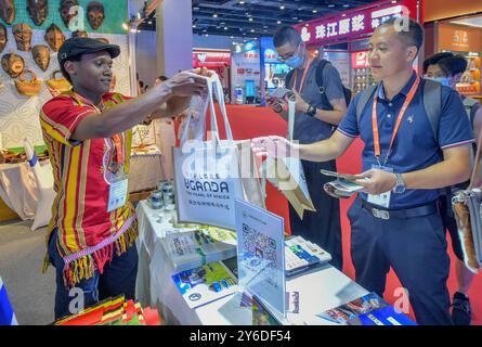 Nanning, Chine. 25 septembre 2024. Les visiteurs achètent des biens culturels et créatifs sur le stand ougandais de la 21e exposition Chine-ASEAN à Nanning, dans la région autonome du Guangxi Zhuang, en Chine, le 25 septembre 2024. (Photo de Costfoto/NurPhoto) crédit : NurPhoto SRL/Alamy Live News Banque D'Images