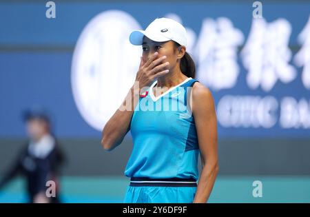 Pékin, Chine. 25 septembre 2024. Zhang Shuai, de Chine, réagit lors du match de premier tour féminin contre McCartney Kessler, des États-Unis, au tournoi de tennis de Chine 2024 à Beijing, capitale de la Chine, le 25 septembre 2024. Crédit : Bai Xuefei/Xinhua/Alamy Live News Banque D'Images
