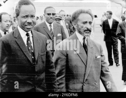 LE PRÉSIDENT DU TANGANYIKA JULIUS NYERERE AVEC L'EMPEREUR HAILE SELASSIE À ADDIS-ABEBA, ETHIOPIE ; 21 MAI 1963 Banque D'Images