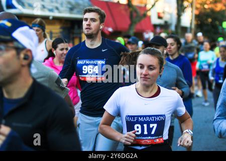 Babylon, New York, États-Unis - 22 octobre 2023 : gros plan sur les coureurs au départ d'une course sur route à Babylon Village. Banque D'Images