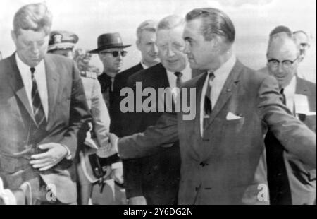 LE PRÉSIDENT AMÉRICAIN JOHN F. KENNEDY RENCONTRE LE GOUVERNEUR DE L'ALABAMA GEORGE WALLACE / ; 19 MAI 1963 Banque D'Images