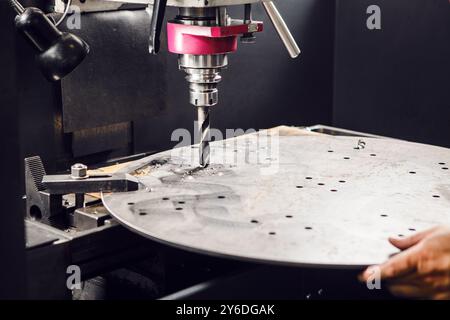 Perçage du trou de boulon inférieur. Foret vertical fait des trous dans la pièce métallique. Banque D'Images