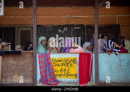 Budgam, Inde. 25 septembre 2024. Les électrices cachemiriennes attendent dans une file d'attente pour voter devant le bureau de vote pendant la deuxième phase des élections à l'Assemblée du Jammu-et-Cachemire à Budgam, au sud-ouest de Srinagar. Il s'agit des premières élections d'Assemblée locale en une décennie et des premières depuis que New Delhi a révoqué le statut semi-autonome de la région en 2019, la plaçant sous domination directe. Près de neuf millions de personnes sont inscrites sur les listes électorales dans la région contestée, traditionnellement connue pour ses boycotts visant à protester contre la domination indienne. Crédit : SOPA images Limited/Alamy Live News Banque D'Images