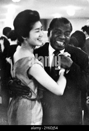 LE MUSICIEN DE JAZZ LOUIS ARMSTRONG DANSE AVEC HISANAGA SHIMAZU À TOKYO / ; 6 MAI 1963 Banque D'Images