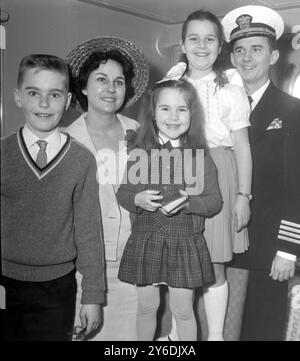 FAMILLE FRANK MANSON À BORD DU SS UNITED STATES À SOUTHAMPTON / ; 2 MAI 1963 Banque D'Images