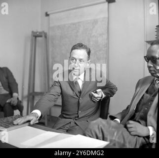 CONFÉRENCE DE PRESSE DE PATRICK DUNCAN BT APARTHEID MAN À LONDRES / ; 19 AVRIL 1963 Banque D'Images