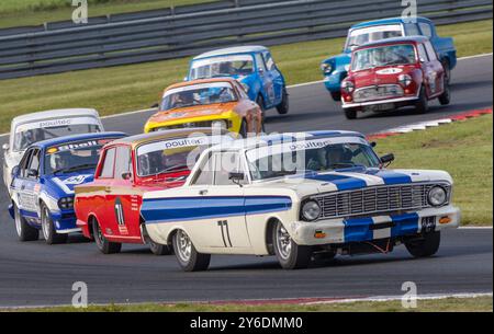 Alan Greenhalgh mène de Palmer dans sa Ford Falcon Sprint lors de la 2023 Snetterton Classic Touring car Race Pre '66, Norfolk, Royaume-Uni. Banque D'Images