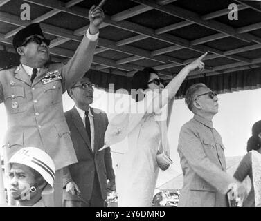 LIU SHAO CHI AVEC LE PRÉSIDENT INDONÉSIEN SUKARNO À DJAKARTA / ; 17 AVRIL 1963 Banque D'Images