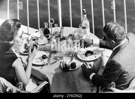 ARMATEUR GREC ARISTOTE ONASSIS AVEC MARIA CALLAS À MONTE CARLO, MONACO ; 16 AVRIL 1963 Banque D'Images