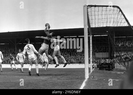 FOOTBALLEURS EN ACTION - LEICESTER CITY V WEST HAM UNITED - GORDON BANKS. GEOFF HURST & RICHIE NORMAN / ; 13 AVRIL 1963 Banque D'Images