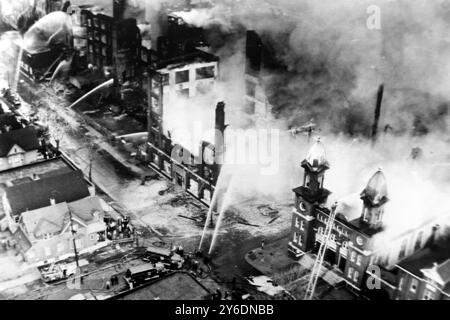FIRES OUR LADY OF SORROW CHURCH À DETROIT ; 12 AVRIL 1963 Banque D'Images