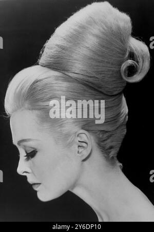 7 AVRIL 1963 ANN-MARGRET, STAR DU FILM - BYE BYE BIRDIE - PHOTOGRAPHIÉE AVEC UNE COIFFURE PAR GEORGE MASTERS À NEW YORK, USA. Banque D'Images